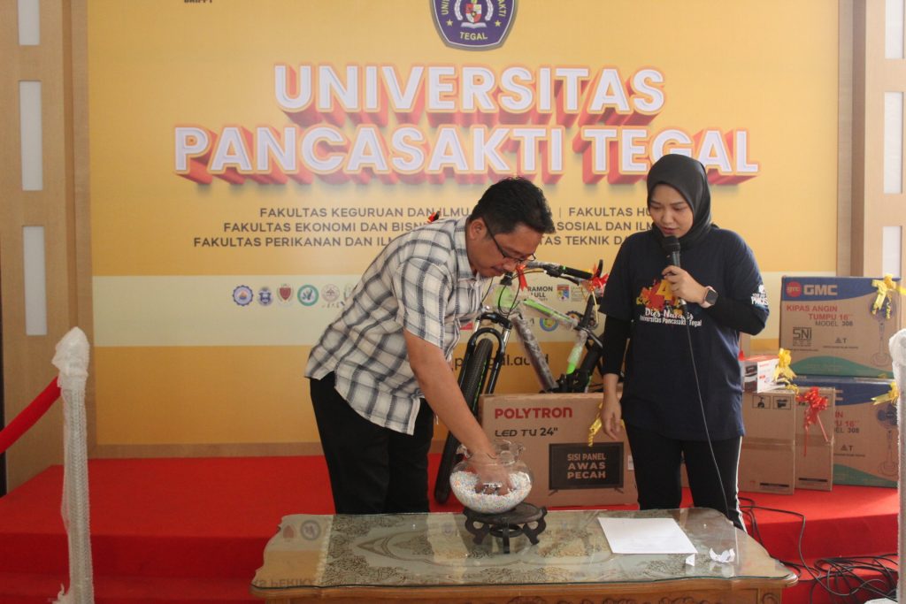 Pengundian hadiah tracer study oleh Rektor Universitas Pancasakti Tegal Dr. Taufiqulloh, M.Hum. untuk hadiah utama 1 unit TV LED Polytron.